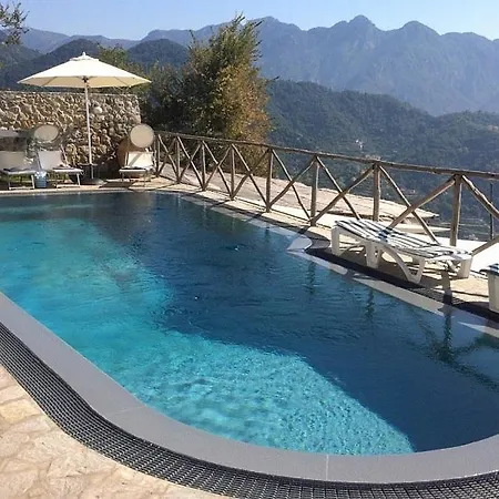 Sleeps 4 Pool Air Con Wifi